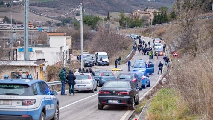 Scontri mortali fra ultras a Melfi, l'intervento del Vescovo (foto Agensir) Scontri mortali fra ultras a Melfi, l'intervento del Vescovo (foto Agensir)