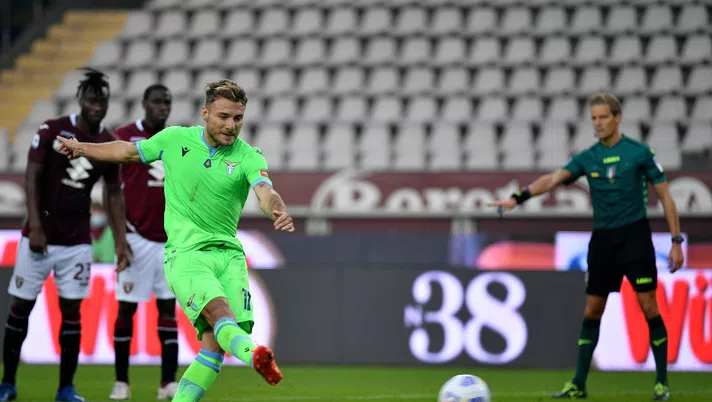 TURIN, ITALY - NOVEMBER 01: Ciro Immobile of SS Lazio scores a third goal a penalty during the Serie A match between Torino FC and SS Lazio at Stadio Olimpico di Torino on November 01, 2020 in Turin, Italy. (Photo by Marco Rosi - SS Lazio/Getty Images)