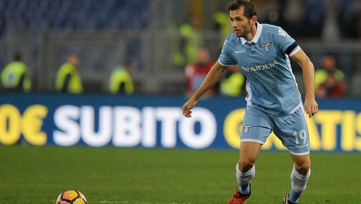 ROME, ROMA - DECEMBER 04: Senad Lulic of SS Lazio in action during the Serie A match between SS Lazio and AS Roma at Stadio Olimpico on December 4, 2016 in Rome, Italy. (Photo by Marco Rosi/Getty Images) Lazio, brutta notizia: Lulic è in dubbio, out in nazionale per un piccolo infortunio - immagine 1
