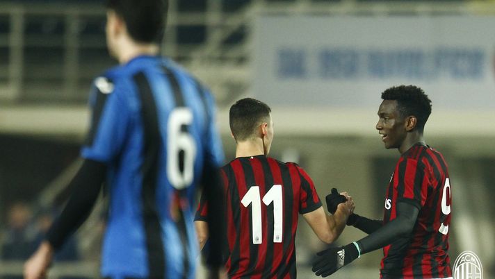 Ismet Sinani e Frank Tsadjout festeggiano dopo un gol