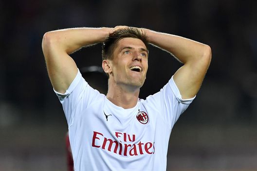 TURIN, ITALY - SEPTEMBER 26: Krzysztof Piatek of AC Milan reacts during the Serie A match between Torino FC and AC Milan at Stadio Olimpico di Torino on September 26, 2019 in Turin, Italy. (Photo by Valerio Pennicino/Getty Images) 