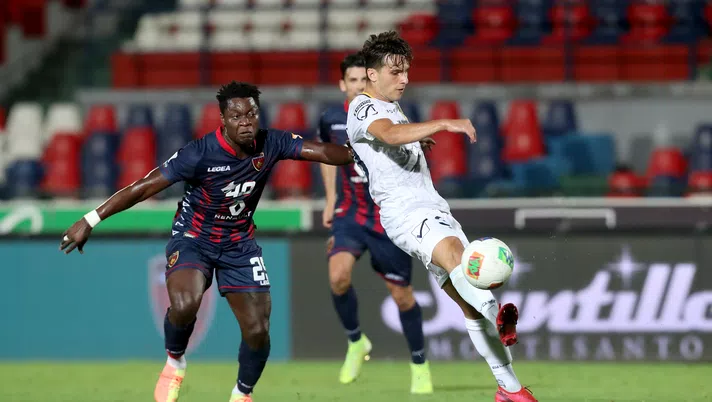 COSENZA, ITALY - JULY 31: Ben Kone of Cosenza competes for the ball with Giacomo Ricci of Juve Stabia during the serie B match between Cosenza Calcio and SS Juve Stabia at Stadio San Vito on July 31, 2020 in Cosenza, Italy. (Photo by Maurizio Lagana/Getty Images for Lega Serie B)