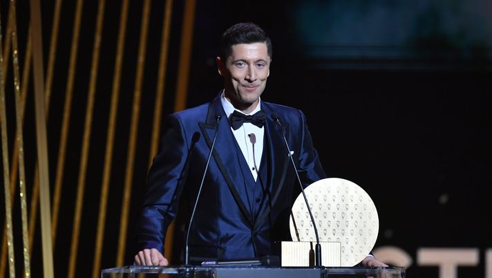 PARIS, FRANCE - NOVEMBER 29: Robert Lewandowski (POL/Bayern Munich) receives the Striker Trophy during the Ballon D'Or ceremony at Theatre du Chatelet on November 29, 2021 in Paris, France. (Photo by Aurelien Meunier/Getty Images) Lewandowski: “Nella mia memoria è rimasto impresso Baggio” - immagine 1