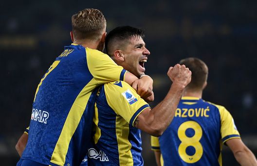VERONA, ITALY - OCTOBER 30: Giovanni Simeone of Hellas Verona celebrates after scoring the opening goal during the Serie A match between Hellas and Juventus at Stadio Marcantonio Bentegodi on October 30, 2021 in Verona, Italy. (Photo by Alessandro Sabattini/Getty Images) Tutti pazzi per Simeone: lotta serrata in Serie A. Anche all’estero ci pensano- immagine 2