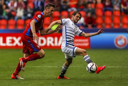  PRAGUE, CZECH REPUBLIC - JUNE 17: Jaromir Zmrhal (L) of Czech Republic battles for the ball with Rasmus Falk (R) of Denmark during UEFA U21 European Championship Group A match between Czech Republic and Denmark at Eden Stadium on June 17, 2015 in Prague, Czech Republic. (Photo by Matej Divizna/Getty Images) 