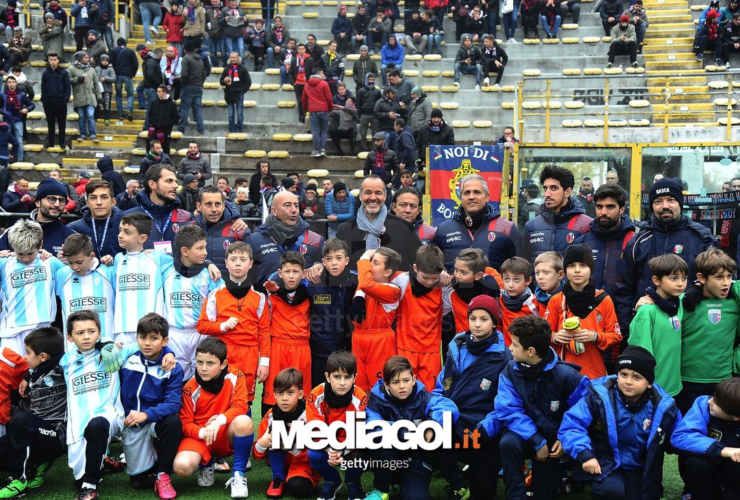  BOLOGNA, ITALY - NOVEMBER 20:  Joey Saputo President of Bologna FC salutes young football players prior the Serie A match between Bologna FC and US Citta di Palermo at Stadio Renato Dall'Ara on November 20, 2016 in Bologna, Italy.  (Photo by Mario Carlini / Iguana Press/Getty Images) 
