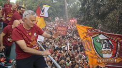 Conference League alla Roma, Mourinho firma bandiere ai tifosi | VIDEO