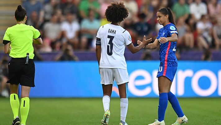 ROTHERHAM, ENGLAND - JULY 10: Sara Gama of Italy shakes hands with Delphine Cascarino of France after a red card decision is overturned following a VAR review during the UEFA Women's Euro England 2022 group D match between France and Italy at The New York Stadium on July 10, 2022 in Rotherham, England. (Photo by Tullio M. Puglia/Getty Images) Italia femminile, la dura realtà - immagine 1