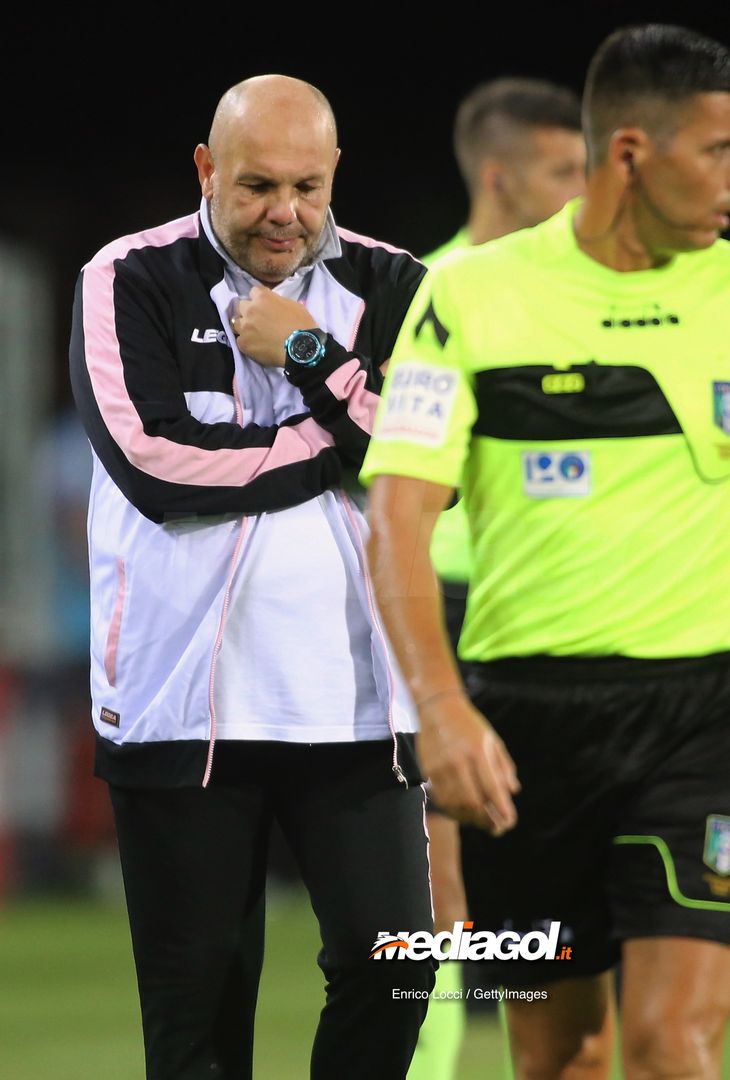  CAGLIARI, ITALY - AUGUST 12: the coach of Palermo  Bruno Tedino reacts  during the Coppa Italia match between Cagliari Calcio and US Citta di Palermo at  on August 12, 2018 in cagliari, Italy.  (Photo by Enrico Locci/Getty Images) 