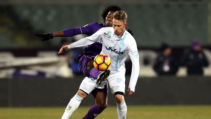 FLORENCE, ITALY - JANUARY 11: Carlos Sanchez of ACF Fiorentina fights for the ball with Anonio Floro Flores of AC Chievo Verona during the TIM Cup match between ACF Fiorentina and AC ChievoVerona at Stadio Artemio Franchi on January 11, 2017 in Florence, Italy. (Photo by Gabriele Maltinti/Getty Images) FLORENCE, ITALY - JANUARY 11: Carlos Sanchez of ACF Fiorentina fights for the ball with Anonio Floro Flores of AC Chievo Verona during the TIM Cup match between ACF Fiorentina and AC ChievoVerona at Stadio Artemio Franchi on January 11, 2017 in Florence, Italy. (Photo by Gabriele Maltinti/Getty Images)