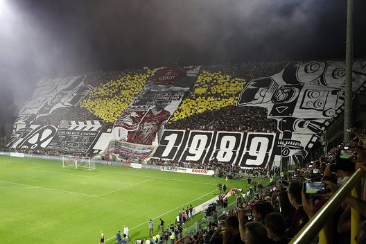Tifosi Salernitana (Photo by Francesco Pecoraro/Getty Images) salernitana