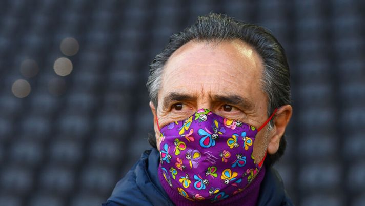 UDINE, ITALY - FEBRUARY 28: Cesare Prandelli, Head Coach of ACF Fiorentina looks on during the Serie A match between Udinese Calcio and ACF Fiorentina at Dacia Arena on February 28, 2021 in Udine, Italy. Sporting stadiums around Italy remain under strict restrictions due to the Coronavirus Pandemic as Government social distancing laws prohibit fans inside venues resulting in games being played behind closed doors. (Photo by Alessandro Sabattini/Getty Images) Prandelli: “Recuperiamo Castrovilli e Kouamé, più no che sì per Amrabat” - immagine 1