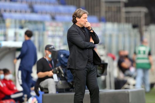 CAGLIARI, ITALY - OCTOBER 25: Crotone's coach Giovanni Stroppa reacts during the Serie A match between Cagliari Calcio and FC Crotone at Sardegna Arena on October 25, 2020 in Cagliari, Italy. (Photo by Enrico Locci/Getty Images) CAGLIARI, ITALY - OCTOBER 25: Crotone's coach Giovanni Stroppa reacts during the Serie A match between Cagliari Calcio and FC Crotone at Sardegna Arena on October 25, 2020 in Cagliari, Italy. (Photo by Enrico Locci/Getty Images)