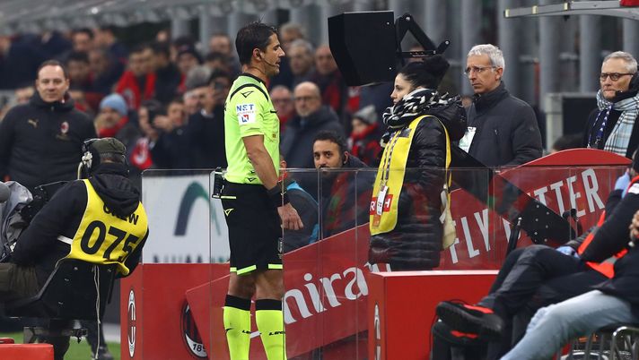 15 dicembre 2019, Milan-Sassuolo 0-0: l'arbitro Gianluca Manganiello al VAR (credits: GETTY Images) 