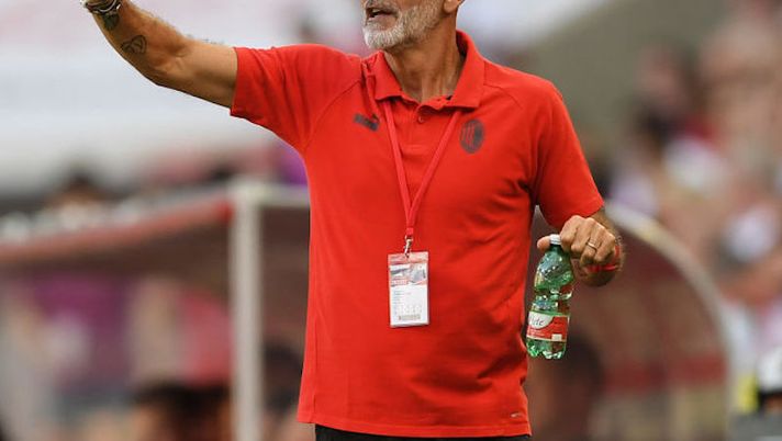 COLOGNE, GERMANY - JULY 16: Head coach Stefano Pioli of AC Milan gives his team instructions during the FC Koeln v AC Milan game at RheinEnergieStadion on July 16, 2022 in Cologne, Germany. (Photo by Frederic Scheidemann/Getty Images) Pioli: “La scelta su Giroud e Tonali! Adli, Origi, De Ketelaere, Diaz, i tre più in forma e il mercato…” - immagine 1