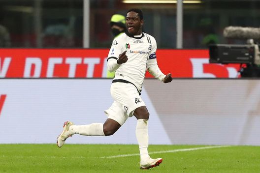 MILAN, ITALY - JANUARY 17: Emmanuel Gyasi of Spezia Calcio celebrates after scoring the winning goal during the Serie A match between AC Milan and Spezia Calcio at Stadio Giuseppe Meazza on January 17, 2022 in Milan, Italy. (Photo by Marco Luzzani/Getty Images) Gyasi: “Vincere a San Siro un sogno, con dedizione e umiltà niente è impossibile” - immagine 1