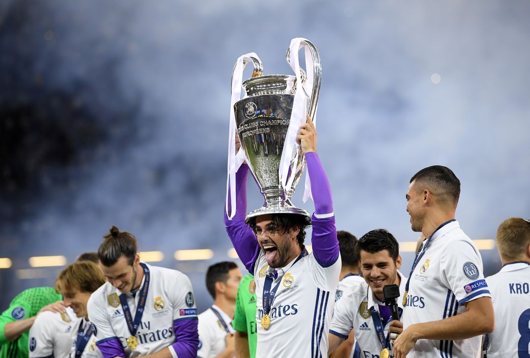 CARDIFF, WALES - JUNE 03:  Isco of Real Madrid celebrates with The Champions League trophy after the UEFA Champions League Final between Juventus and Real Madrid at National Stadium of Wales on June 3, 2017 in Cardiff, Wales.  (Photo by Matthias Hangst/Getty Images) 