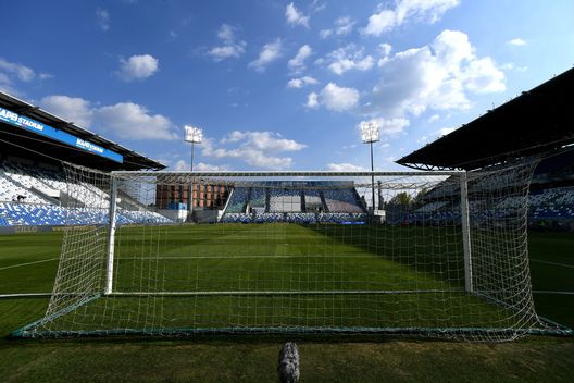 REGGIO NELL'EMILIA, ITALY - APRIL 17: General view inside the stadium prior to the Serie A match between US Sassuolo and ACF Fiorentina at Mapei Stadium - Citta del Tricolore on April 17, 2021 in Reggio nell'Emilia, Italy. Sporting stadiums around Italy remain under strict restrictions due to the Coronavirus Pandemic as Government social distancing laws prohibit fans inside venues resulting in games being played behind closed doors. (Photo by Alessandro Sabattini/Getty Images) REGGIO NELL'EMILIA, ITALY - APRIL 17: General view inside the stadium prior to the Serie A match between US Sassuolo and ACF Fiorentina at Mapei Stadium - Citta del Tricolore on April 17, 2021 in Reggio nell'Emilia, Italy. Sporting stadiums around Italy remain under strict restrictions due to the Coronavirus Pandemic as Government social distancing laws prohibit fans inside venues resulting in games being played behind closed doors. (Photo by Alessandro Sabattini/Getty Images)