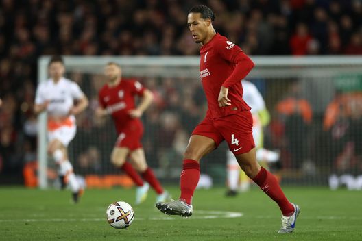 (Photo by Michael Steele/Getty Images) Van Dijk rovina il dischetto, gli Hammers sbagliano il rigore: furia social sull’olandese- immagine 2
