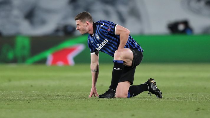 MADRID, SPAIN - MARCH 16: Robin Gosens of Atalanta B.C. reacts as he looks to be injured during the UEFA Champions League Round of 16 match between Real Madrid and Atalanta at Estadio Alfredo Di Stefano on March 16, 2021 in Madrid, Spain. Sporting stadiums around Spain remain under strict restrictions due to the Coronavirus Pandemic as Government social distancing laws prohibit fans inside venues resulting in games being played behind closed doors. (Photo by Gonzalo Arroyo Moreno/Getty Images) MADRID, SPAIN - MARCH 16: Robin Gosens of Atalanta B.C. reacts as he looks to be injured during the UEFA Champions League Round of 16 match between Real Madrid and Atalanta at Estadio Alfredo Di Stefano on March 16, 2021 in Madrid, Spain. Sporting stadiums around Spain remain under strict restrictions due to the Coronavirus Pandemic as Government social distancing laws prohibit fans inside venues resulting in games being played behind closed doors. (Photo by Gonzalo Arroyo Moreno/Getty Images)