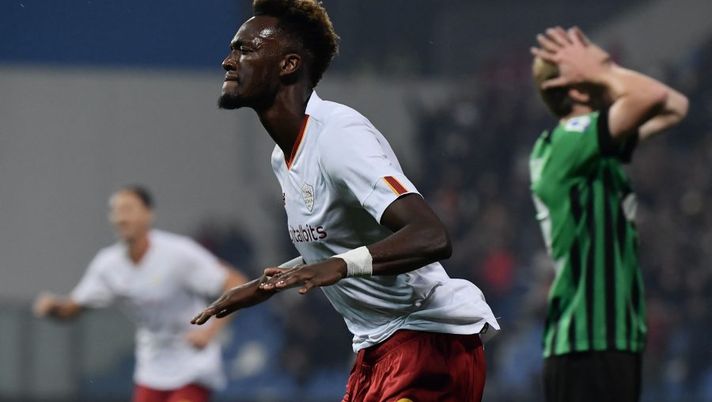 AS Roma's British forward Tammy Abraham celebrates after opening the scoring during the Italian Serie A football match between Sassuolo and AS Rome on November 9, 2022 at the Citta del Tricolore stadium in Reggio Emilia. (Photo by Filippo MONTEFORTE / AFP) (Photo by FILIPPO MONTEFORTE/AFP via Getty Images) Voti fantacalcio: Abraham più di Zapata, la scelta su Belotti! Frattesi come Strefezza - immagine 1