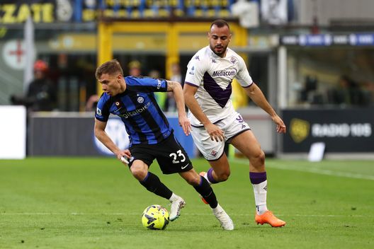 MILAN, ITALY - APRIL 01: Nicolo Barella of FC Internazionale and Arthur Cabral of ACF Fiorentina battle for the ball during the Serie A match between FC Internazionale and ACF Fiorentina at Stadio Giuseppe Meazza on April 01, 2023 in Milan, Italy. (Photo by Marco Luzzani/Getty Images) Bocci: “La Fiorentina per me attaccherà l’Inter, ma occhio alle mezz’ali”- immagine 2