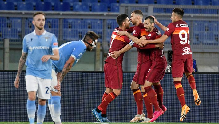 ROME, ITALY - MAY 15: Henrikh Mkhitaryan of AS Roma celebrates a opening goal with his team mates during the Serie A match between AS Roma  and SS Lazio at Stadio Olimpico on May 15, 2021 in Rome, Italy. (Photo by Marco Rosi - SS Lazio/Getty Images) 