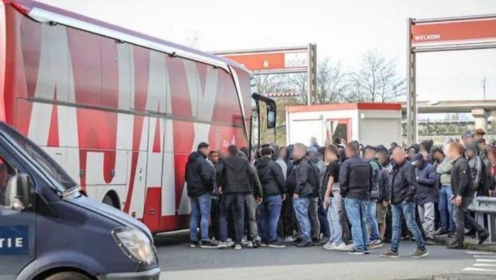 Sei gol al passivo nel derby a Rotterdam: gli ultras Ajax salgono sul pullman della squadra… - immagine 1
