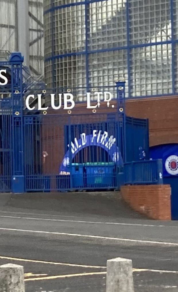 Solo derby di Glasgow: l’arco “Old Firm” che ha accolto le squadre in campo è finito fra i rifiuti…- immagine 3