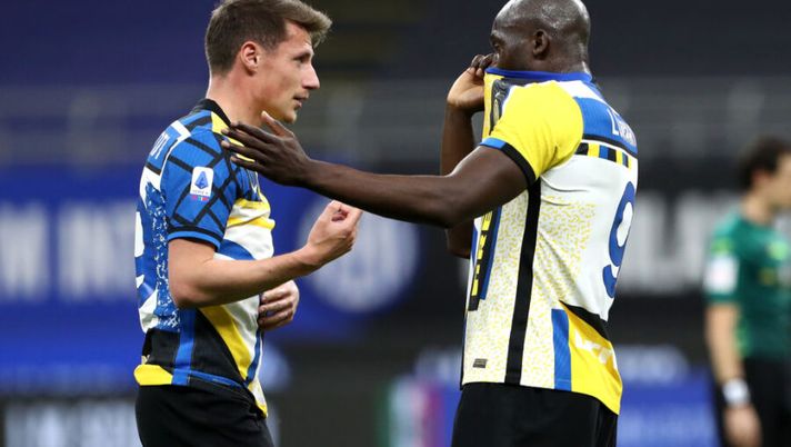 MILAN, ITALY - MAY 12: Romelu Lukaku of FC Internazionale celebrates with team mate Andrea Pinamonti after the Serie A match between FC Internazionale and AS Roma at Stadio Giuseppe Meazza on May 12, 2021 in Milan, Italy. Sporting stadiums around Italy remain under strict restrictions due to the Coronavirus Pandemic as Government social distancing laws prohibit fans inside venues resulting in games being played behind closed doors. (Photo by Marco Luzzani/Getty Images) Inter, Pinamonti è in partenza: incontro in sede per il suo addio in prestito in Serie A - immagine 1
