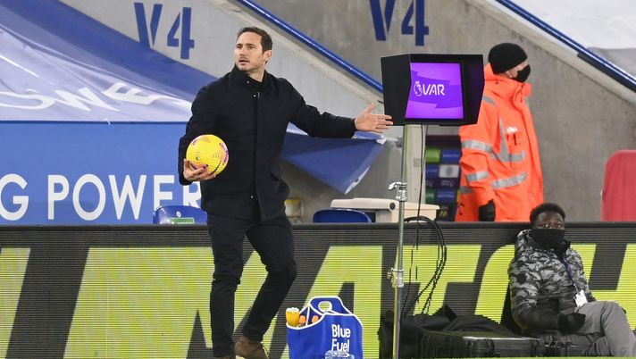 LEICESTER, ENGLAND - JANUARY 19: Frank Lampard, Manager of Chelsea reacts during the Premier League match between Leicester City and Chelsea at The King Power Stadium on January 19, 2021 in Leicester, England. Sporting stadiums around the UK remain under strict restrictions due to the Coronavirus Pandemic as Government social distancing laws prohibit fans inside venues resulting in games being played behind closed doors. (Photo by Michael Regan/Getty Images) LEICESTER, ENGLAND - JANUARY 19: Frank Lampard, Manager of Chelsea reacts during the Premier League match between Leicester City and Chelsea at The King Power Stadium on January 19, 2021 in Leicester, England. Sporting stadiums around the UK remain under strict restrictions due to the Coronavirus Pandemic as Government social distancing laws prohibit fans inside venues resulting in games being played behind closed doors. (Photo by Michael Regan/Getty Images)