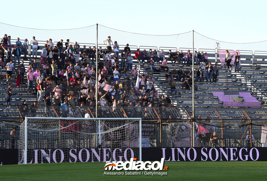  VENICE, ITALY - APRIL 27:Fans of US Citta di Palermo before the serie B match between Venezia FC and US Citta di Palermo at Stadio Pier Luigi Penzo on April 27, 2018 in Venice, Italy.  (Photo by Alessandro Sabattini/Getty Images)  