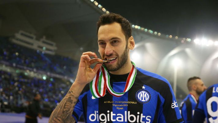 RIYADH, SAUDI ARABIA - JANUARY 18: AC Milan v Inter Milan at King Fahd International Stadium on January 18, 2023 in Riyadh, Saudi Arabia. (Photo by Yasser Bakhsh/Getty Images) Gazzetta: “Calhanoglu-Inter, volontà chiara: a breve rinnovo con aumento, i dettagli” - immagine 1