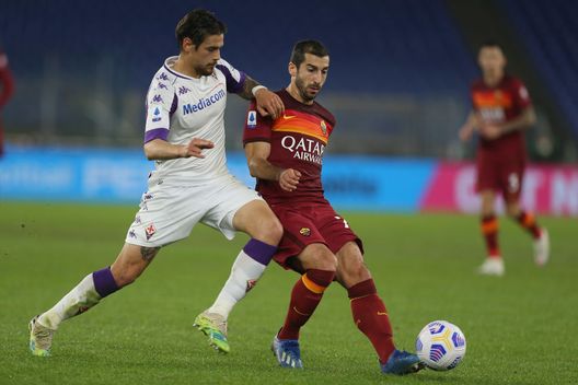 ROME, ITALY - NOVEMBER 01: Henrihk Mkhitaryan of AS Roma competes for the ball with Lucas Martinez Quarta of ACF Fiorentina during the Serie A match between AS Roma and ACF Fiorentina at Stadio Olimpico on November 1, 2020 in Rome, Italy. (Photo by Paolo Bruno/Getty Images) ROME, ITALY - NOVEMBER 01: Henrihk Mkhitaryan of AS Roma competes for the ball with Lucas Martinez Quarta of ACF Fiorentina during the Serie A match between AS Roma and ACF Fiorentina at Stadio Olimpico on November 1, 2020 in Rome, Italy. (Photo by Paolo Bruno/Getty Images)