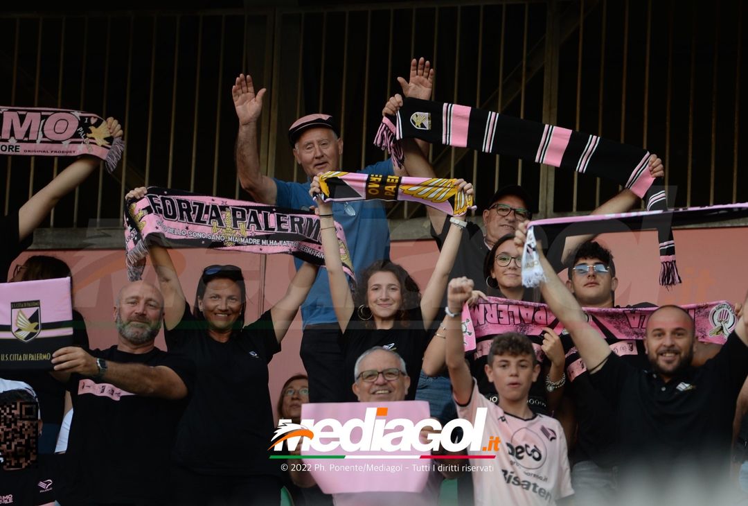 Fototifo, facce da Serie B. I tifosi allo stadio per Palermo-Padova 1-0 - immagine 115