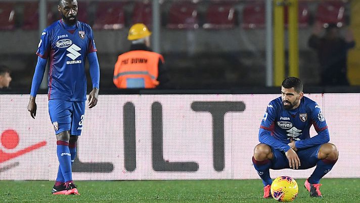 LECCE, ITALY - FEBRUARY 02: Nicolas N'Koulou and Tomas Rincon of Torino FC look disappointed during the Serie A match between US Lecce and  Torino FC at Stadio Via del Mare on February 02, 2020 in Lecce, Italy. (Photo by Francesco Pecoraro/Getty Images) 