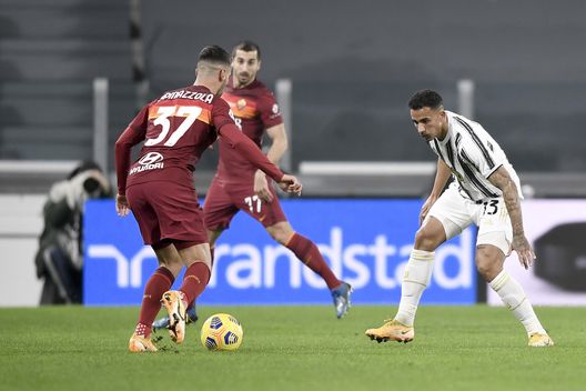 Danilo affronta Spinazzola durante Juventus-Roma Danilo affronta Spinazzola durante Juventus-Roma