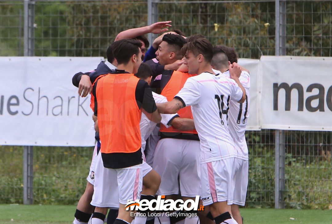  CAGLIARI, ITALY - MAY 05: Simone Santoro of Palermo U19 celebrates with the team-mates his goal 1-1 during the Primavera 1 match between Cagliari Calcio U19 and US Citta di Palermo U19 at Stadio Renato Raccis on May 5, 2018 (Photo by Enrico Locci/Getty Images) 