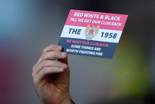 (Photo by Visionhaus/Getty Images) North West derby, i tifosi United anti-Glazer vogliono lo stadio vuoto: da Liverpool “Così ci favorite”- immagine 2