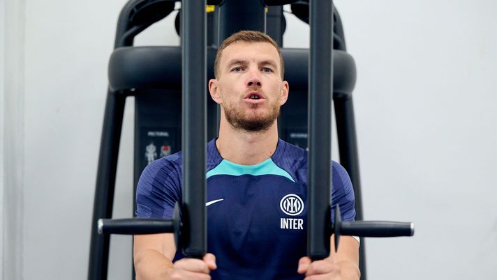 COMO, ITALY - DECEMBER 03: Edin Dzeko of FC Internazionale in action during the FC Internazionale gym session at the club's training ground Suning Training Center at Appiano Gentile on December 03, 2022 in Como, Italy. (Photo by Mattia Ozbot - Inter/Inter via Getty Images) Dzeko, no all’MLS e sì all’Inter: “Ma Marotta gli farà questa richiesta” - immagine 1