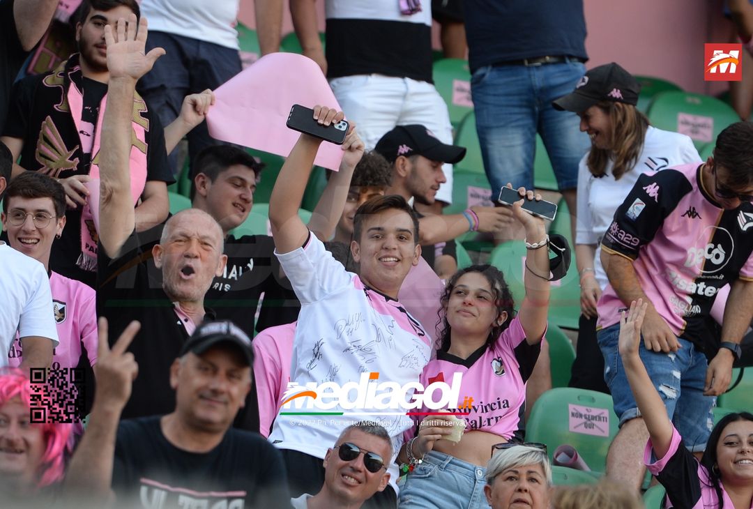 Fototifo, facce da Serie B. I tifosi allo stadio per Palermo-Padova 1-0 - immagine 56