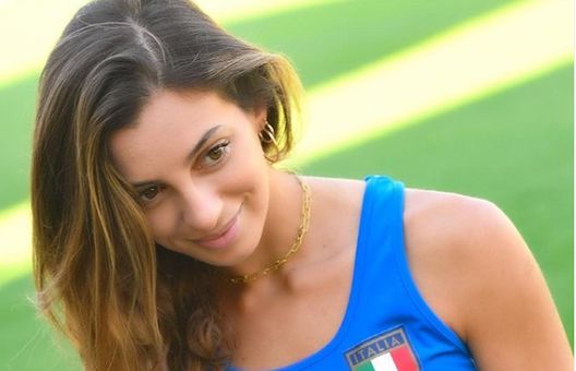 Foto: Instagram Rossella Fiamingo incanta il web: la passeggiata in bikini è spettacolare- immagine 2