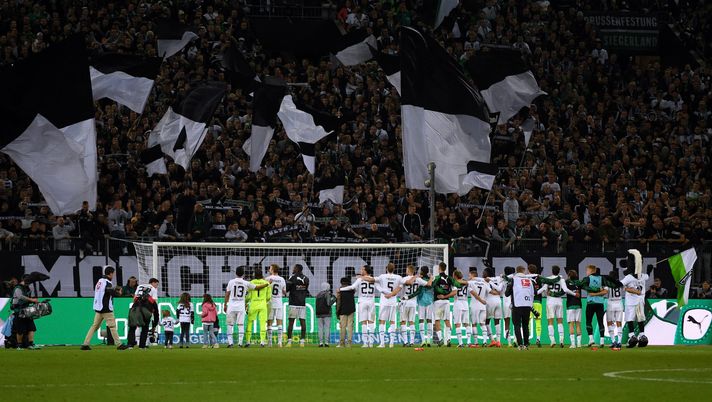 MOENCHENGLADBACH, GERMANY - SEPTEMBER 17: Players of Borussia Monchengladbach celebrate victory with the fans following
the Bundesliga match between Borussia Mönchengladbach and RB Leipzig at Borussia-Park on September 17, 2022 in Moenchengladbach, Germany. (Photo by Frederic Scheidemann/Getty Images) L’RB Lipsia…ruba il DS al Gladbach, striscioni durissimi e partita interrotta: “Club di figli di pu***na” - immagine 1