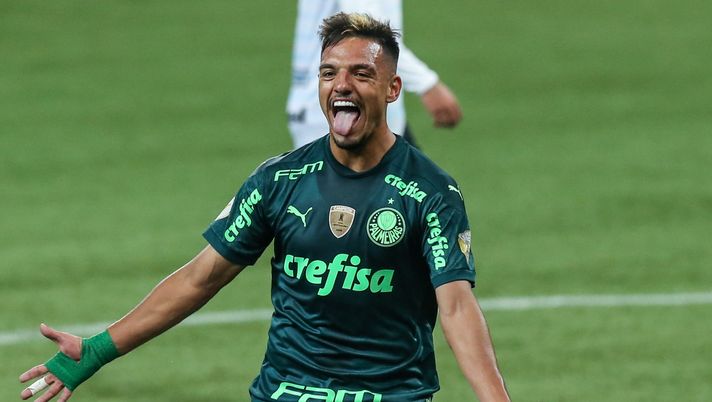 SAO PAULO, BRAZIL - JULY 07:  Gabriel Menino #25 of Palmeiras celebrates after scoring the second goal of his team during a match between Palmeiras and Gremio as part of Brasileirao 2021 at Allianz Parque on July 07, 2021 in Sao Paulo, Brazil. (Photo by Alexandre Schneider/Getty Images) 