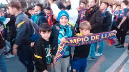 La carica dei tifosi del Barcellona in direzione stadio, l’atmosfera da brividi