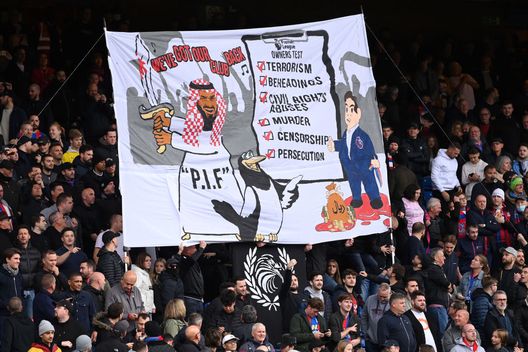 LONDON, ENGLAND - OCTOBER 23: A banner relating to the owners of Newcastle United is seen in the home end during the Premier League match between Crystal Palace and Newcastle United at Selhurst Park on October 23, 2021 in London, England. (Photo by Justin Setterfield/Getty Images) Premier, striscione contro il fondo arabo in Crystal Palace – Newcastle, la polizia indaga - immagine 1