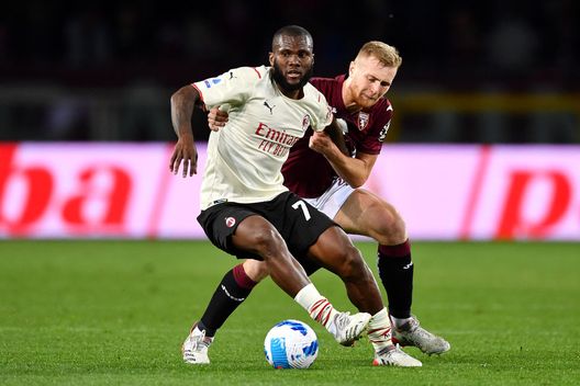 TURIN, ITALY - APRIL 10: Franck Kessie of AC Milan battles for possession with Tommaso Pobega of Torino FC during the Serie A match between Torino FC and AC Milan at Stadio Olimpico di Torino on April 10, 2022 in Turin, Italy. (Photo by Valerio Pennicino/Getty Images) Lukic, Pobega e Ricci: Juric ha trovato il modo per fermare le big- immagine 2