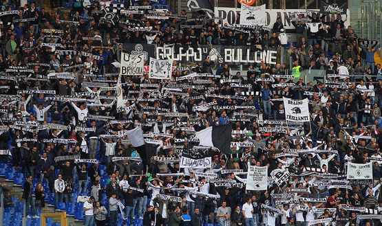 ROME, ITALY - DECEMBER 16: AC Spezia fans during the TIM Cup match between AS Roma and AC Spezia at Stadio Olimpico on December 16, 2015 in Rome, Italy. (Photo by Paolo Bruno/Getty Images) Spezia, la Curva Ferrovia si schiera: indifferenza per Italiano, sostegno assoluto a Motta- immagine 2