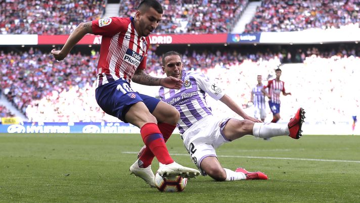 MADRID, SPAIN - APRIL 27: Angel Correa of Atletico Madrid is challenged by Nacho Martinez of Real Valladolid during the La Liga match between  Club Atletico de Madrid and Real Valladolid CF at Wanda Metropolitano on April 27, 2019 in Madrid, Spain. (Photo by Gonzalo Arroyo Moreno/Getty Images) 