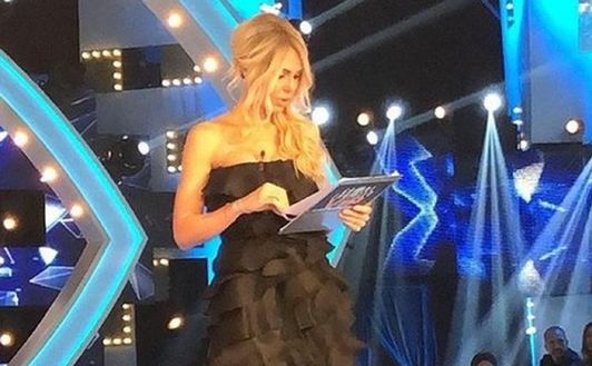 Ilary Blasi ‘smascherata’ in diretta tv: sotto il vestito elegante ecco spuntare… Ilary Blasi ‘smascherata’ in diretta tv: sotto il vestito elegante ecco spuntare…